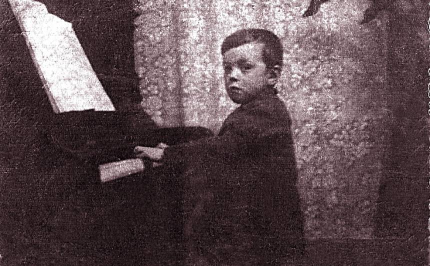 Raimonds Pauls bērnībā pie klavierēm