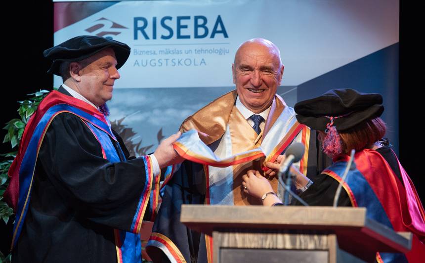 26. novembrī Ivars Godmanis saņēma RISEBA titulu Goda profesors.