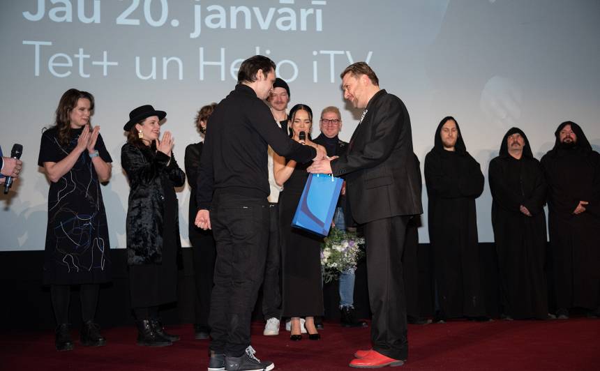 Uz kinoteātra Splendid Palace skatuves Imantu dzimšanas dienā sumināja filmas Bezvēsts pazudušās scenārija autors Vlads Kovaļovs.