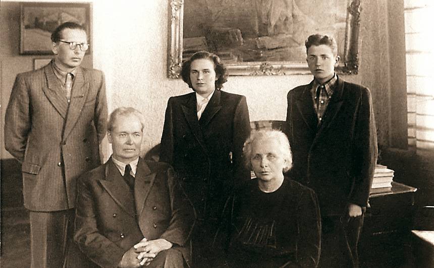 Olga un Andrejs (pirmajā rindā) ar dēlu Kārli (pirmais no kreisās), vedeklu Edīti un mazdēlu Aivaru