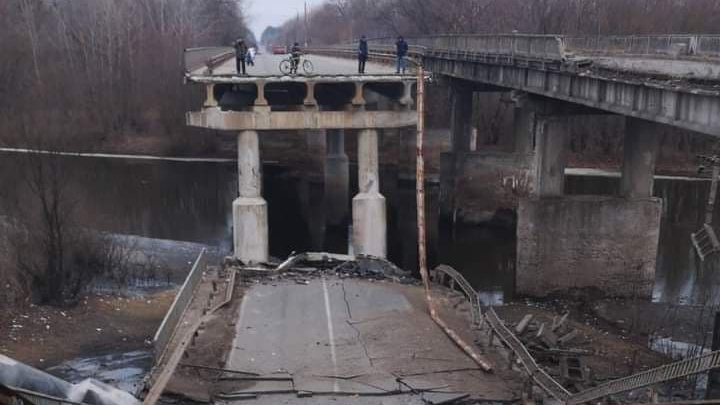 Iznīcināts tilts Čerņihovskas apgabalā.