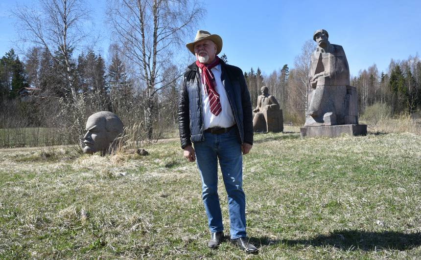 Kuldīgas uzņēmējs Meinards Mētelis savā saimniecībā izveidojis Ļeņina pieminekļu parku.
