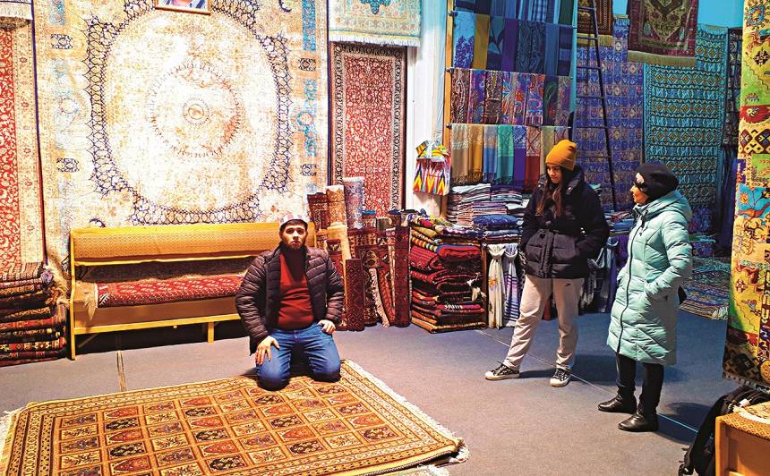 Zīda paklāju darbnīca Buhārā – tā ir īsta paralēlā pasaule!