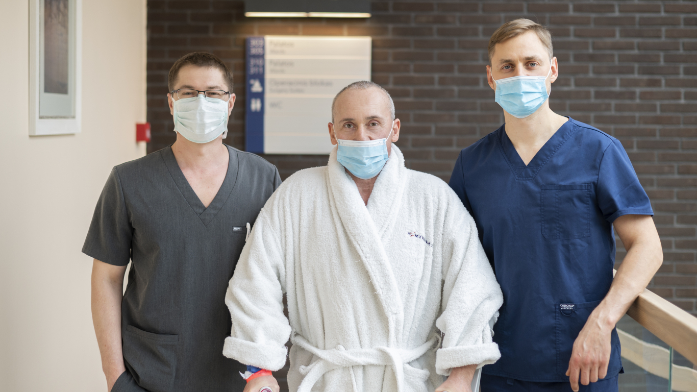 No kreisās - dr. A. Čebatorius, pacients Sergejs, dr. V. Simanavičs