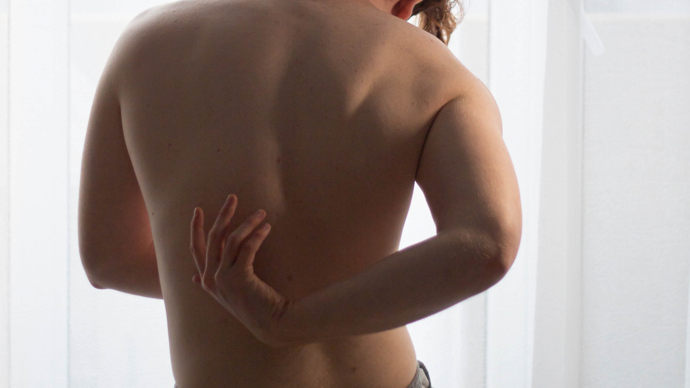 Почему выходит спина. Дети со сломанным позвоночником. Фото человека со сломанной спиной. Здороваются спина об спину для детей.
