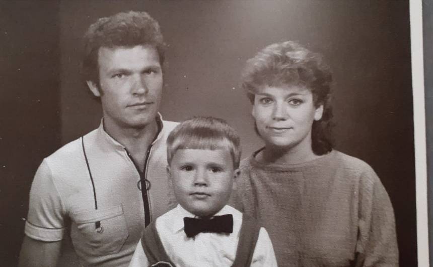 Andris Bulis ar vecākiem bērnībā.
