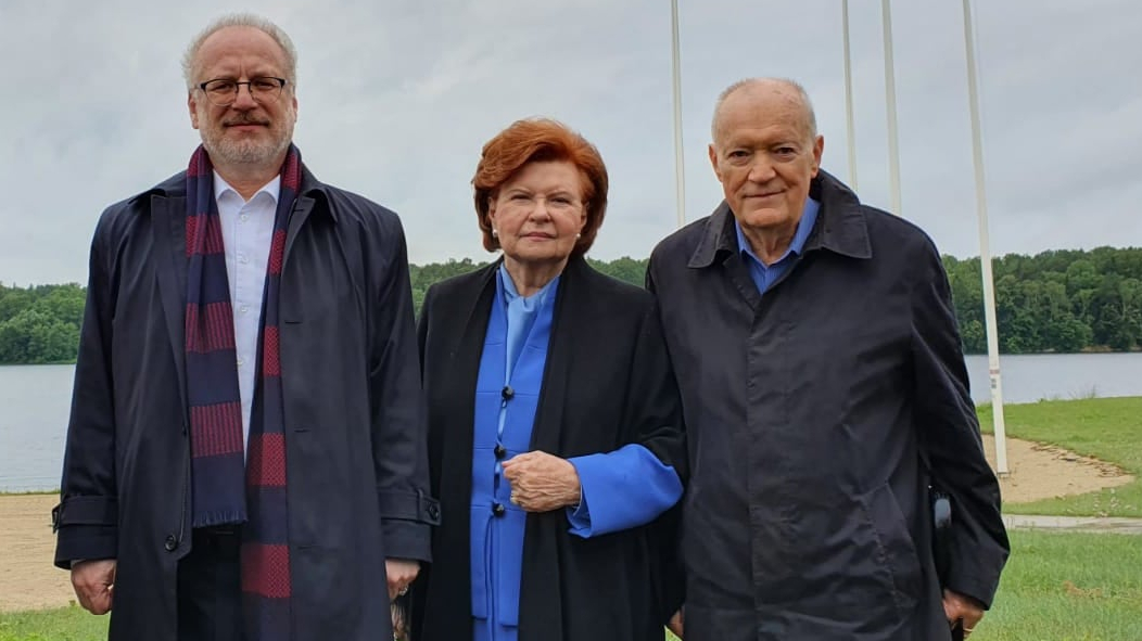 Vaira Vīķe-Freiberga ar vīru Imantu un prezidentu Egilu Levitu.