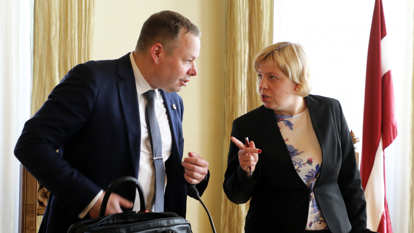 Centrālās vēlēšanu komisijas (CVK) priekšsēdētājas vietnieks Sigords Stradiņš un CVK priekšsēdētāja Kristīne Bērziņa.