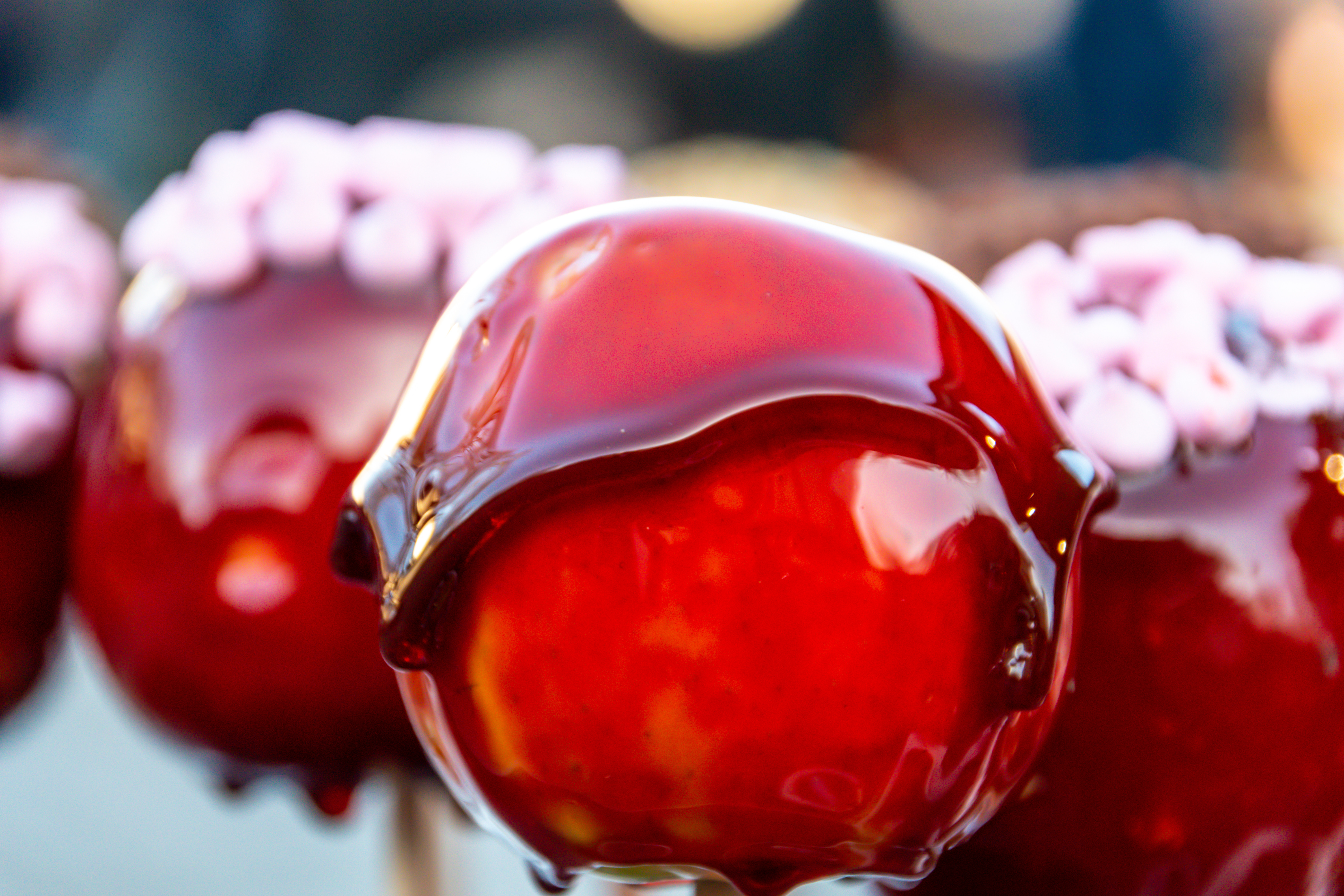 Brazīlijā vasaras saulgriežos galdā ceļ karamelizētus ābolus. Kā tos sauc? 