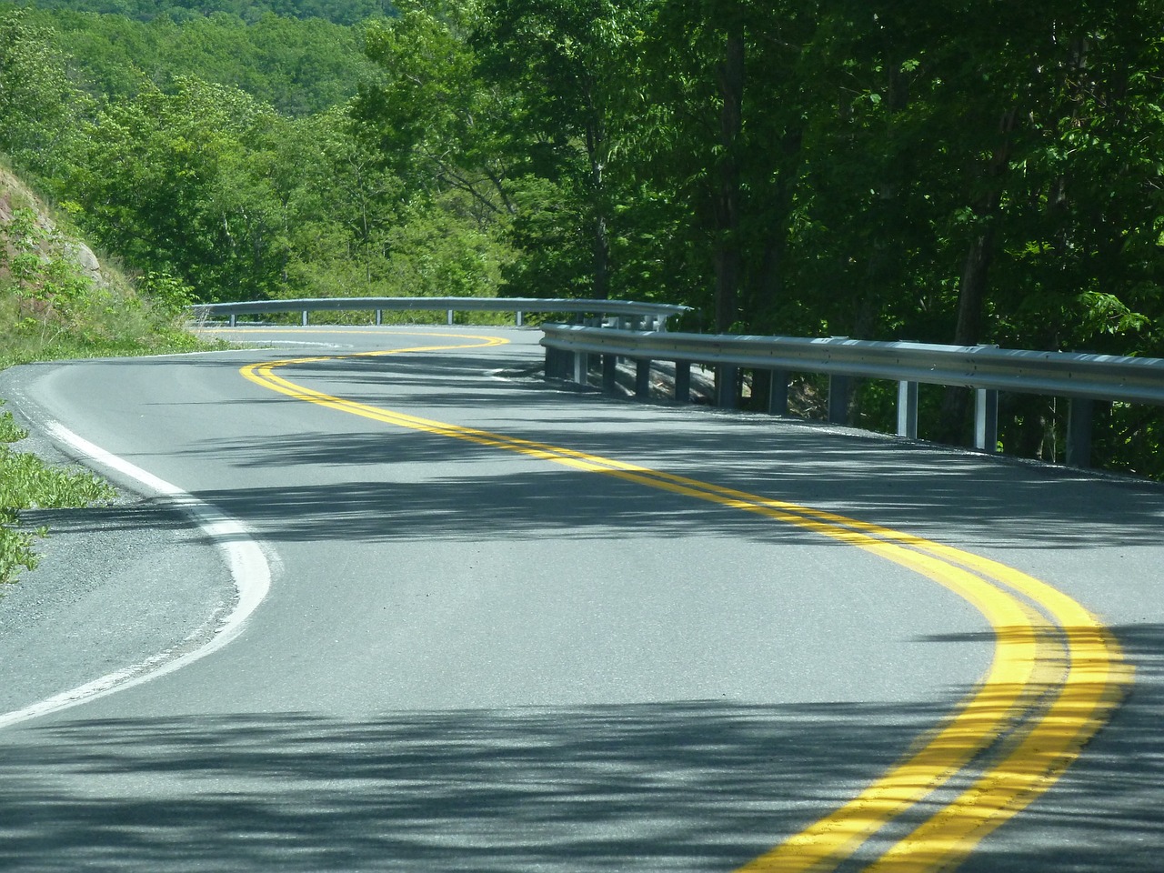 Kāds ir populārākās šosejas nosaukums Amerikas Savienotajās Valstīs, kas ietver skaistas ainavas un bezgalīgu asfaltu?