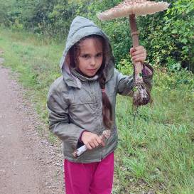 Meitene ar lielās dižsardzenes lietussargu. Ļaudonas pagasts