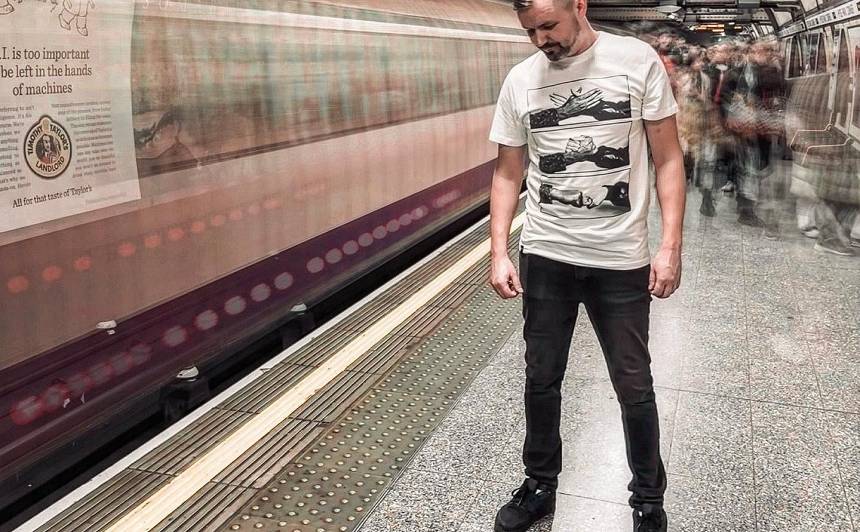 «Laiks apstājas! Kadrs (ļoti iespējams) no jaunās dziesmas videoklipa,» tā Londonas metro tapušo foto raksturo Mārcis Judzis.