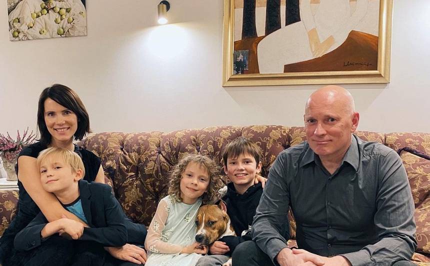 Alvis Hermanis un Kristīne Krūze-Hermane ar ģimeni
