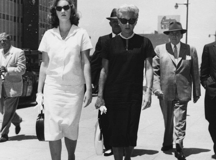 Šerila Kreina un Lana Tēnere pirms tiesas 1958. gadā.