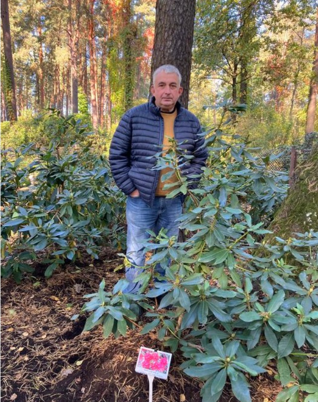 Gundars Āboliņš pie rododendriem.