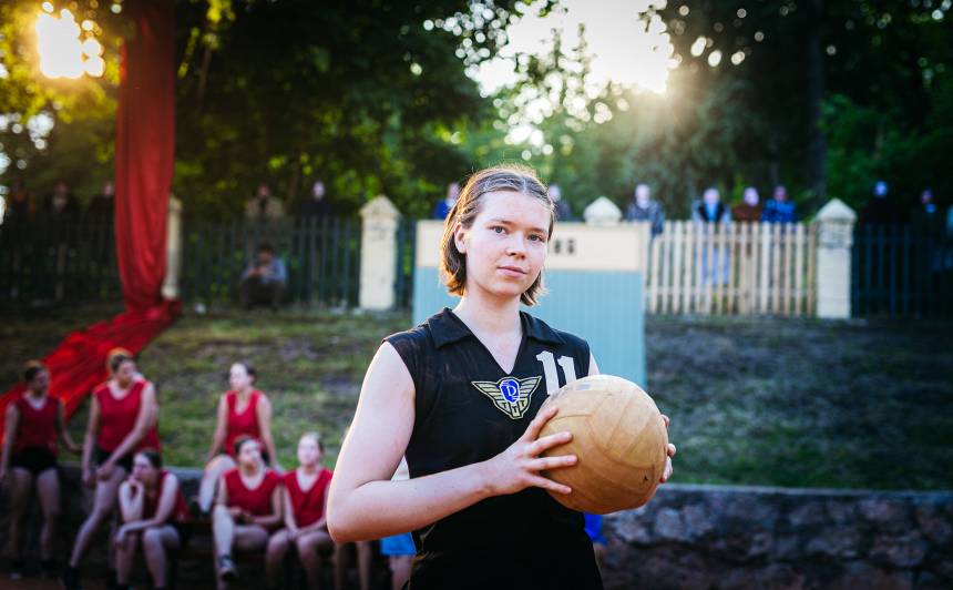 Skaidrīti Smildziņu-Budovsku filmā atveido Evelīna Otto