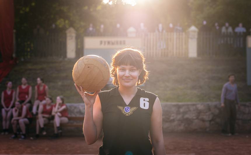 Helēnu Bitneri-Hehtu atveido Marta Lovisa Jančevska