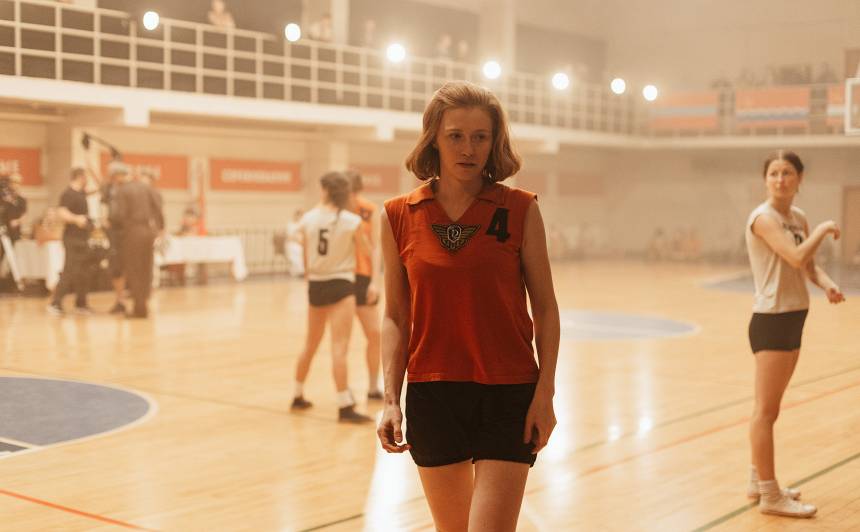 Dzidru Uztupi-Karamiševu filmā atveido Agnese Budovska