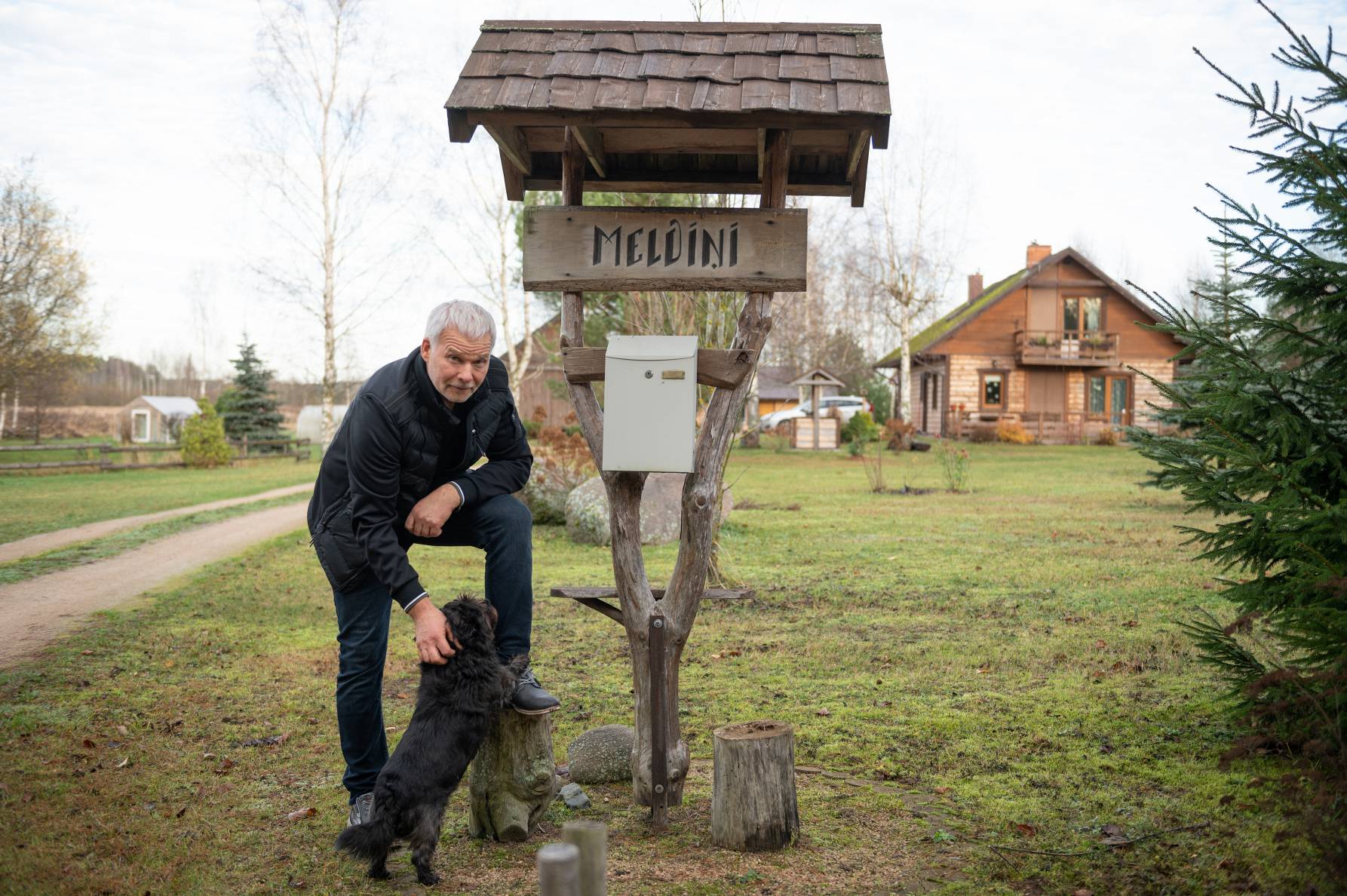 FOTO: «Man viss ir vienkāršs!» Grupas «Klaidonis» solists Sloka savu māju  uzcēlis gada laikā — Santa