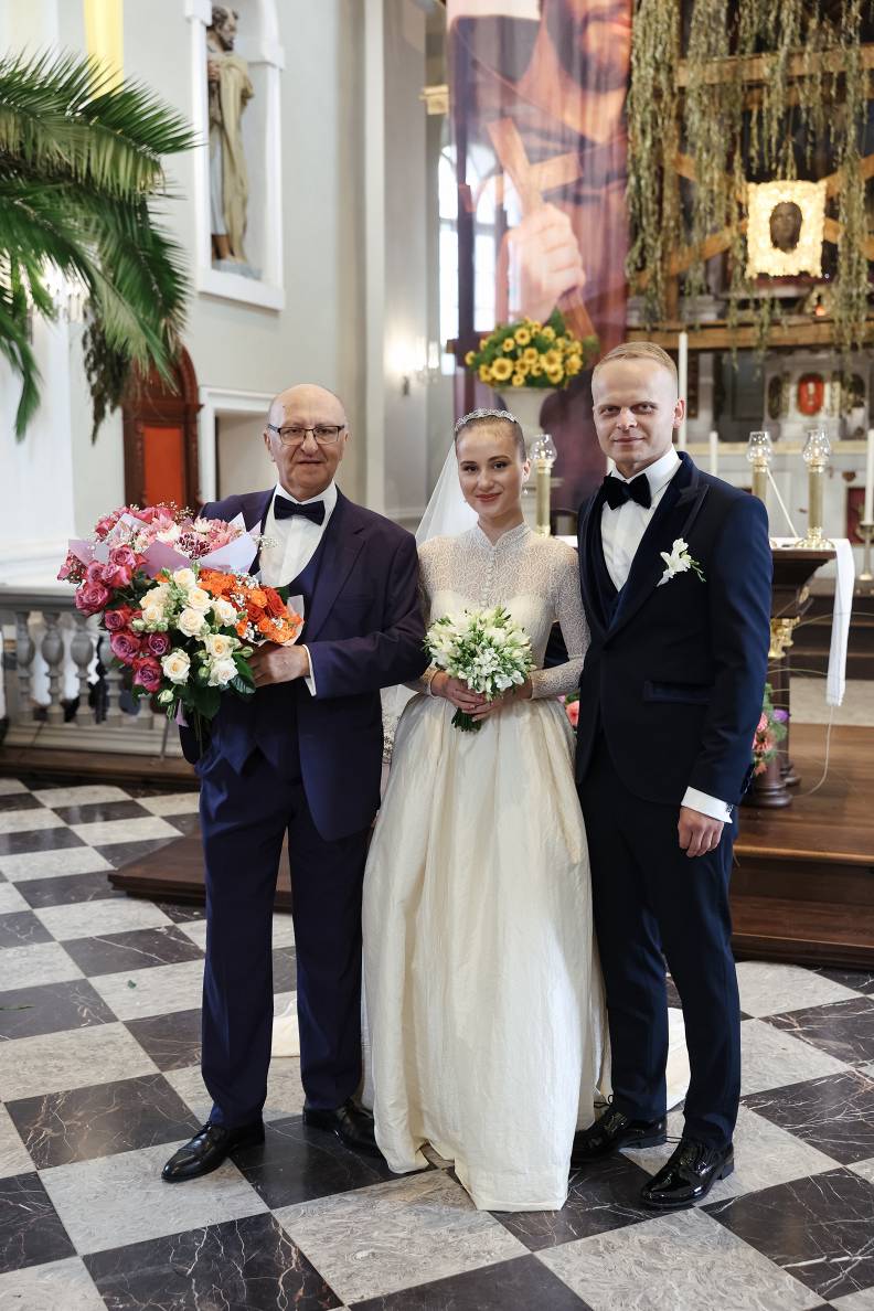 FOTO: Viņi satikās klosterī… Ainārs Ašaks izprecina savu vienīgo meitu —  Santa