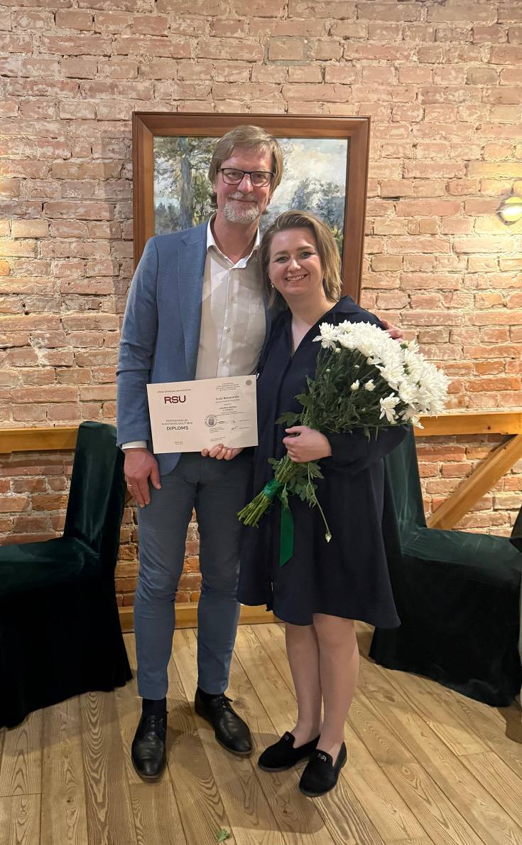 Plastikas ķirurģes diploms rokā! Mirklis no izlaiduma – Iveta kopā ar savu skolotāju Dr. med. Mārtiņu Kapicki.